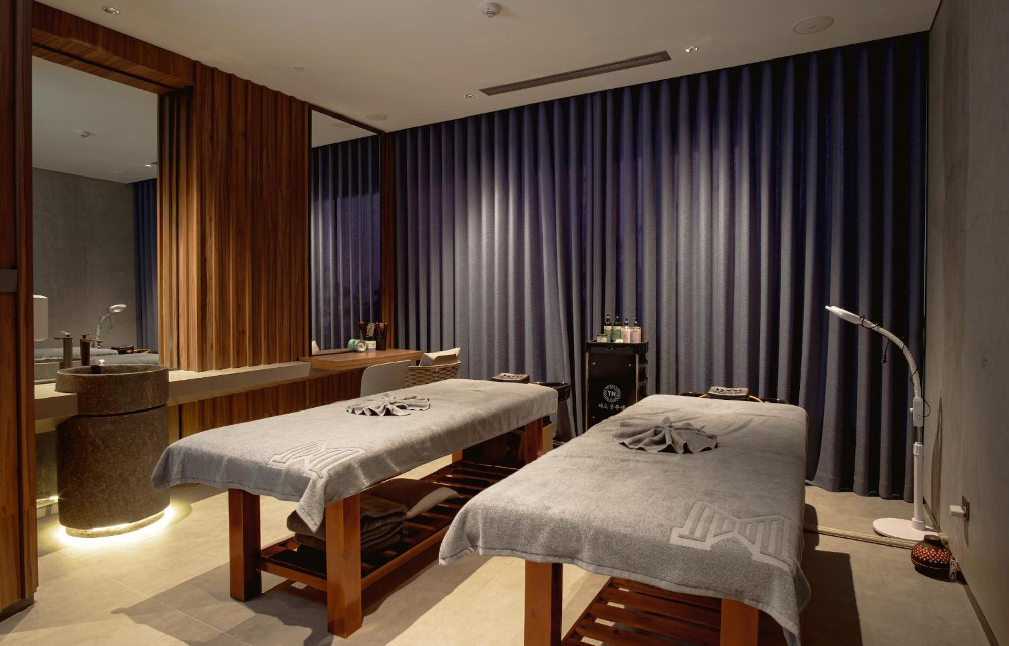 M Hotel Danang Eksteriør bilde A treatment room at the spa