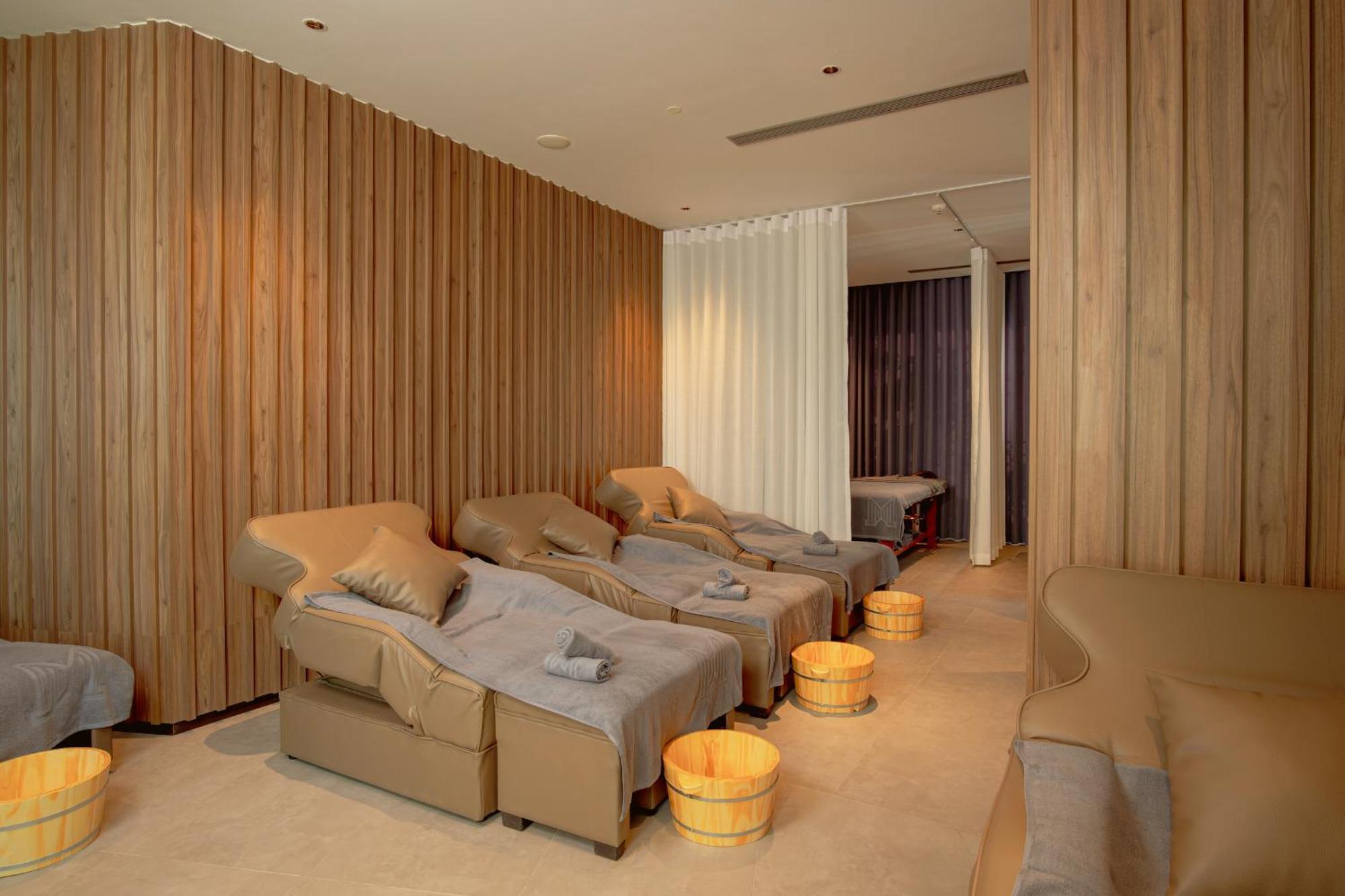 M Hotel Danang Eksteriør bilde A foot reflexology room at a spa