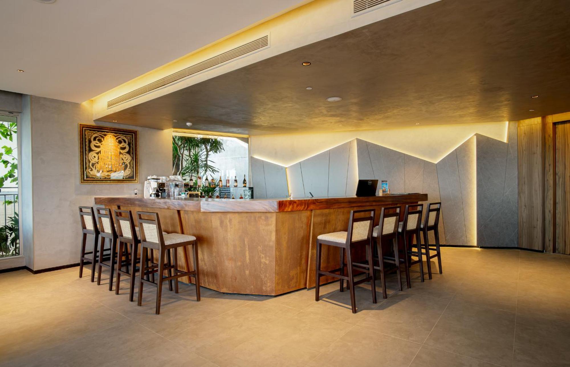 M Hotel Danang Eksteriør bilde The bar at the Royal Orchid Lounge