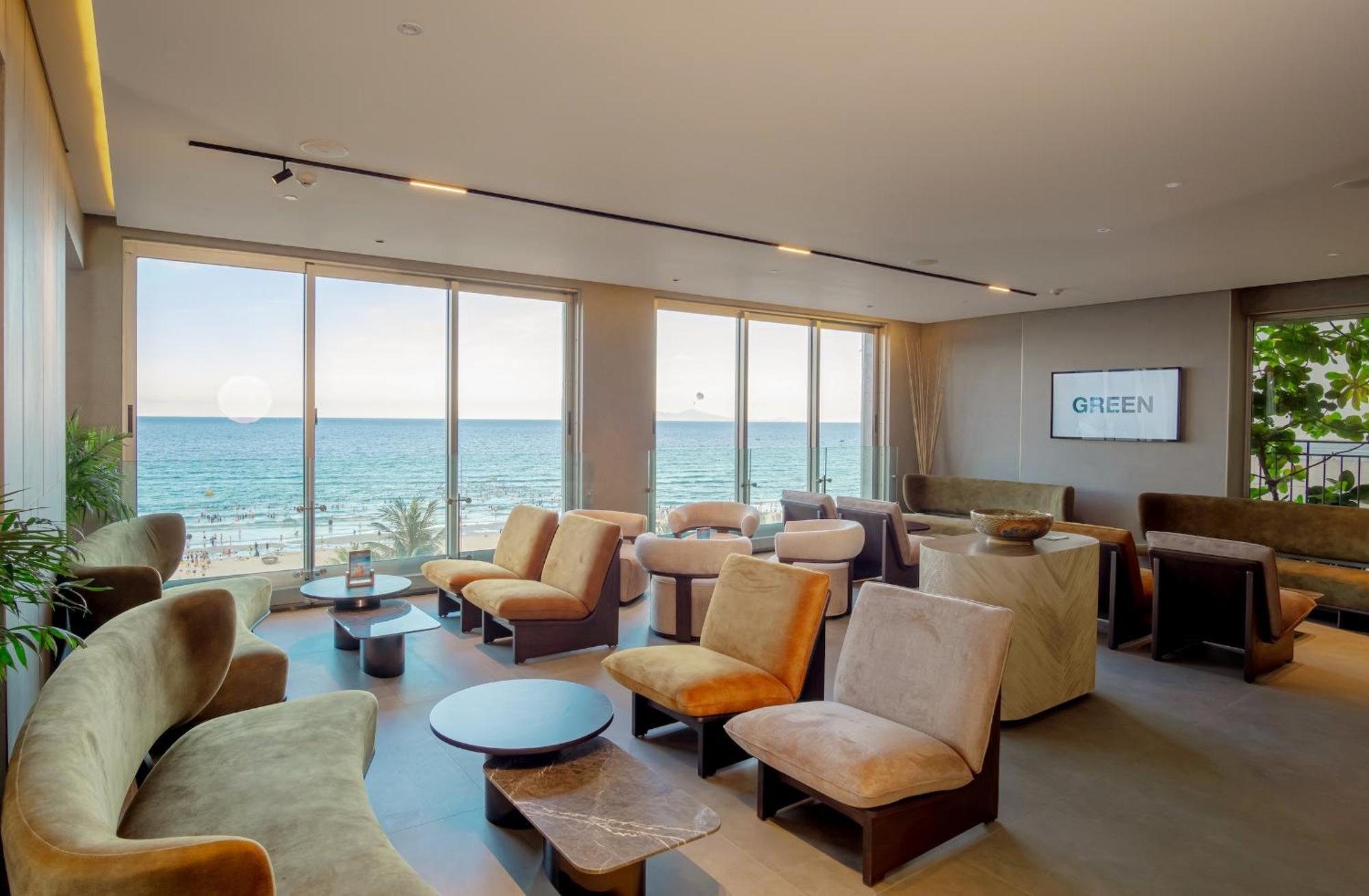 M Hotel Danang Eksteriør bilde Club Lounge at Tel Aviv airport