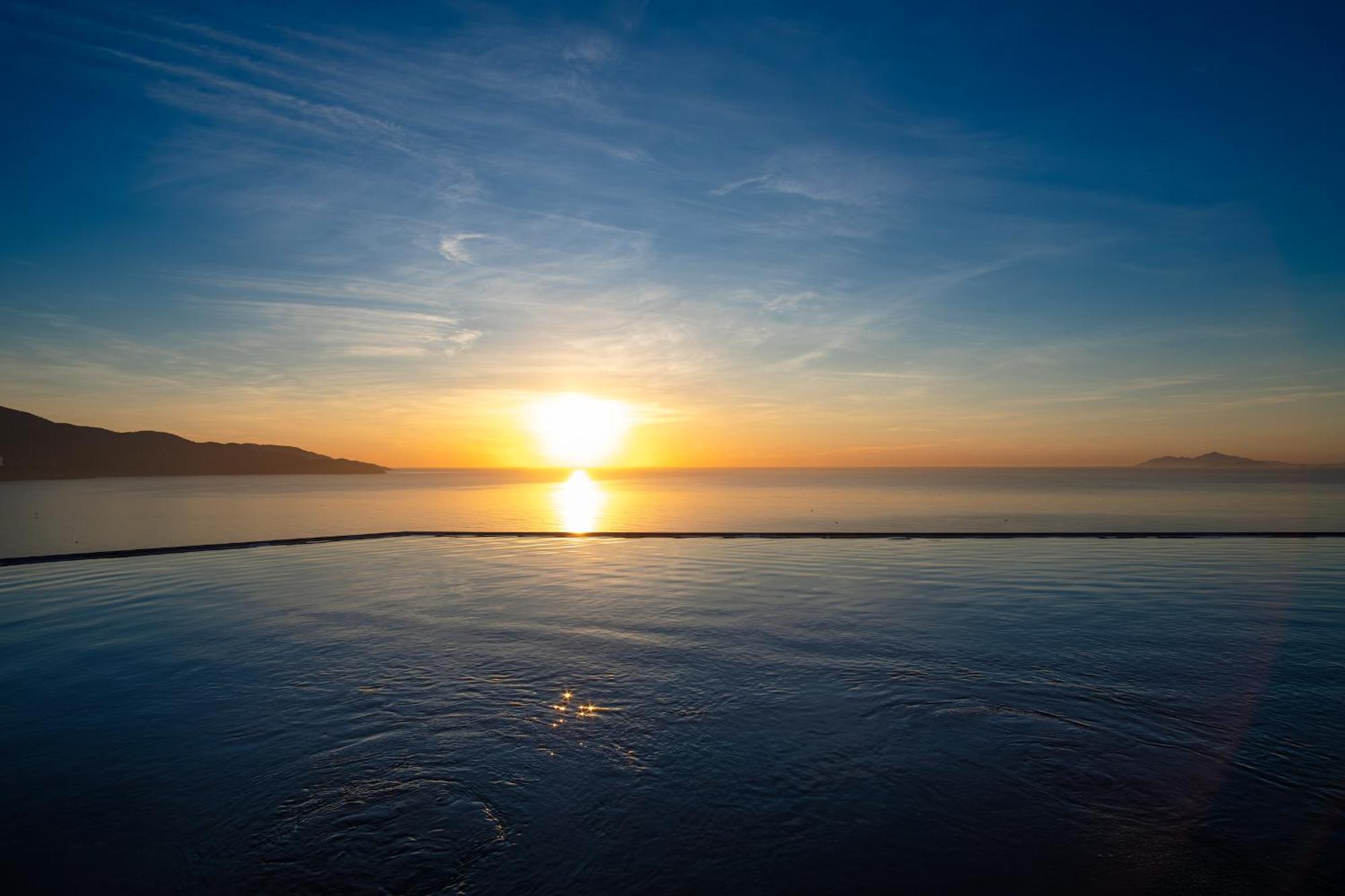 M Hotel Danang Eksteriør bilde Sunset over the Gulf of Akaroa