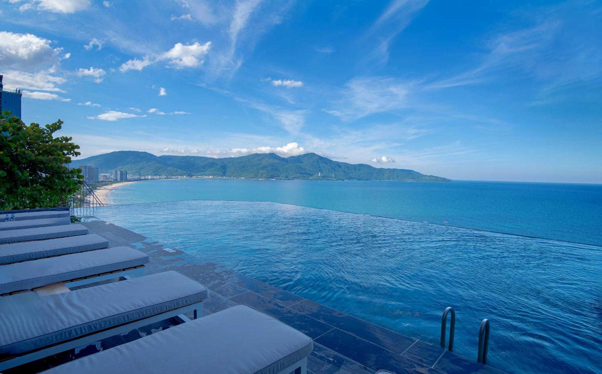 M Hotel Danang Eksteriør bilde View of the Andaman Sea from the pool at the Patong Beach Club