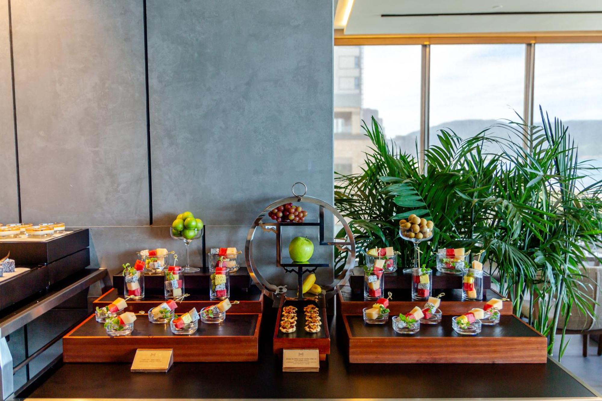 M Hotel Danang Eksteriør bilde A selection of desserts at the lounge