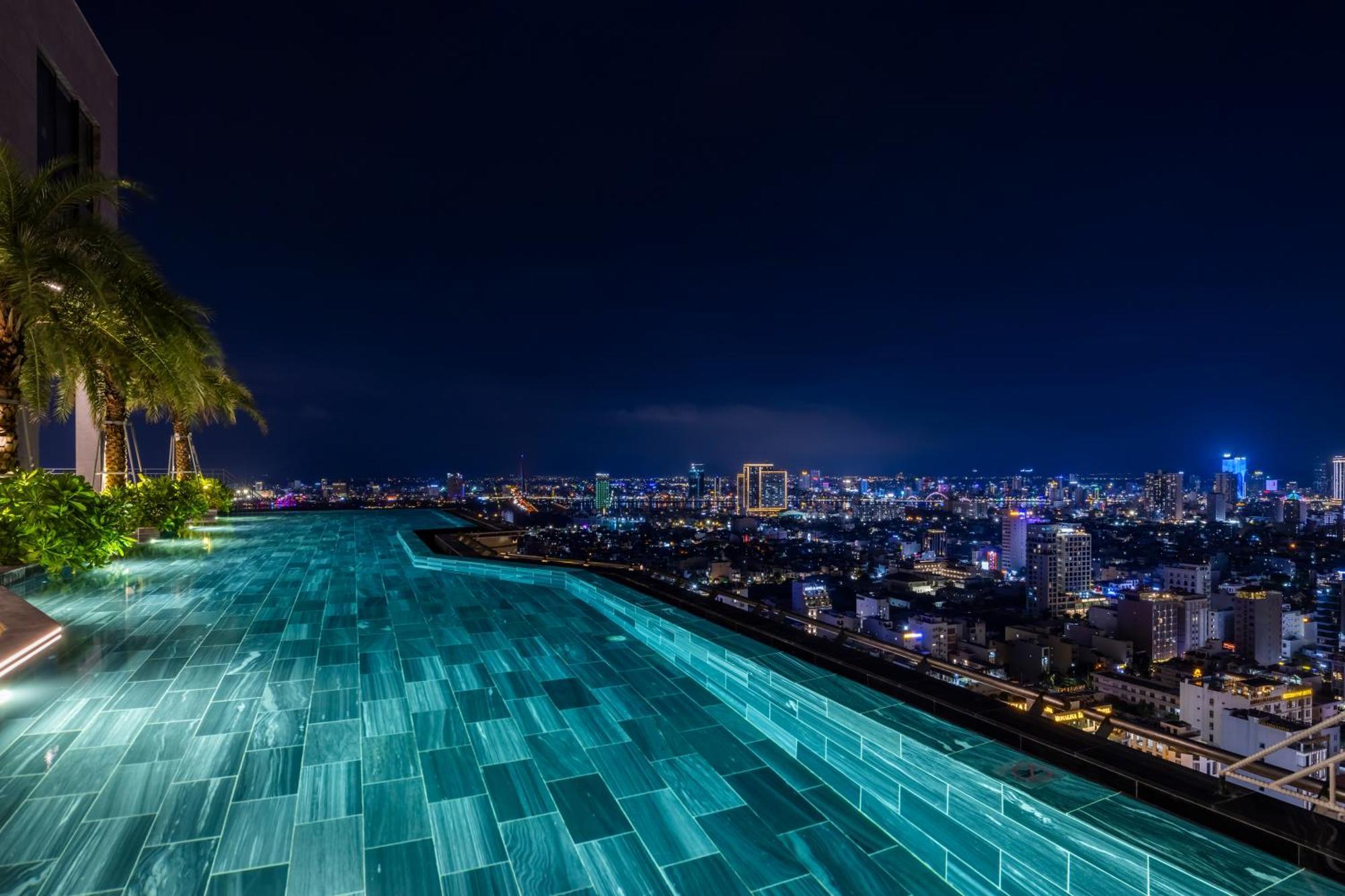 M Hotel Danang Eksteriør bilde Infinity pool at the 33rd floor of the hotel