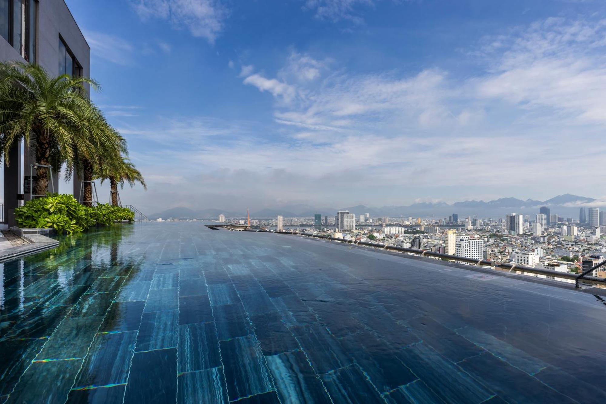 M Hotel Danang Eksteriør bilde Infinity pool at the top of the building