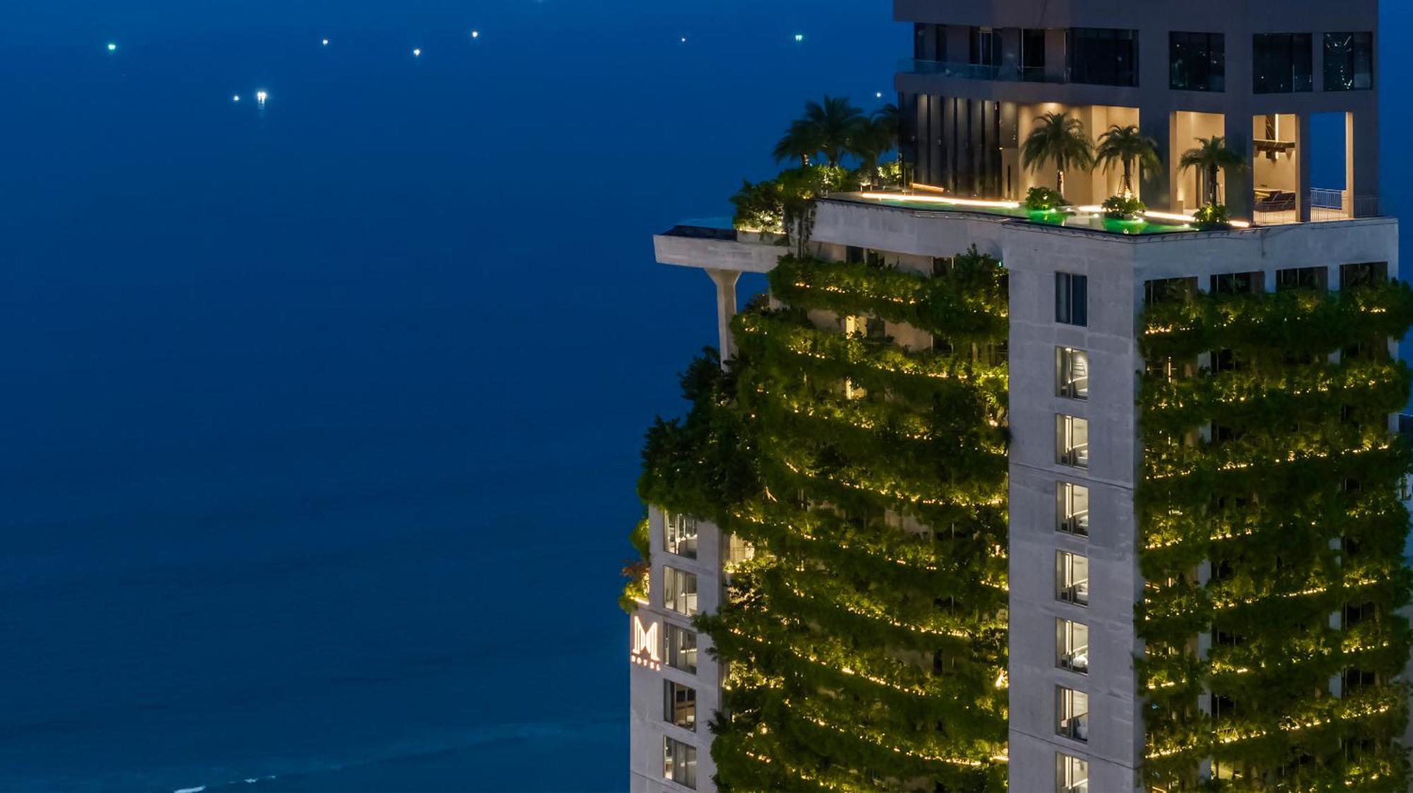 M Hotel Danang Eksteriør bilde The vertical forest at night