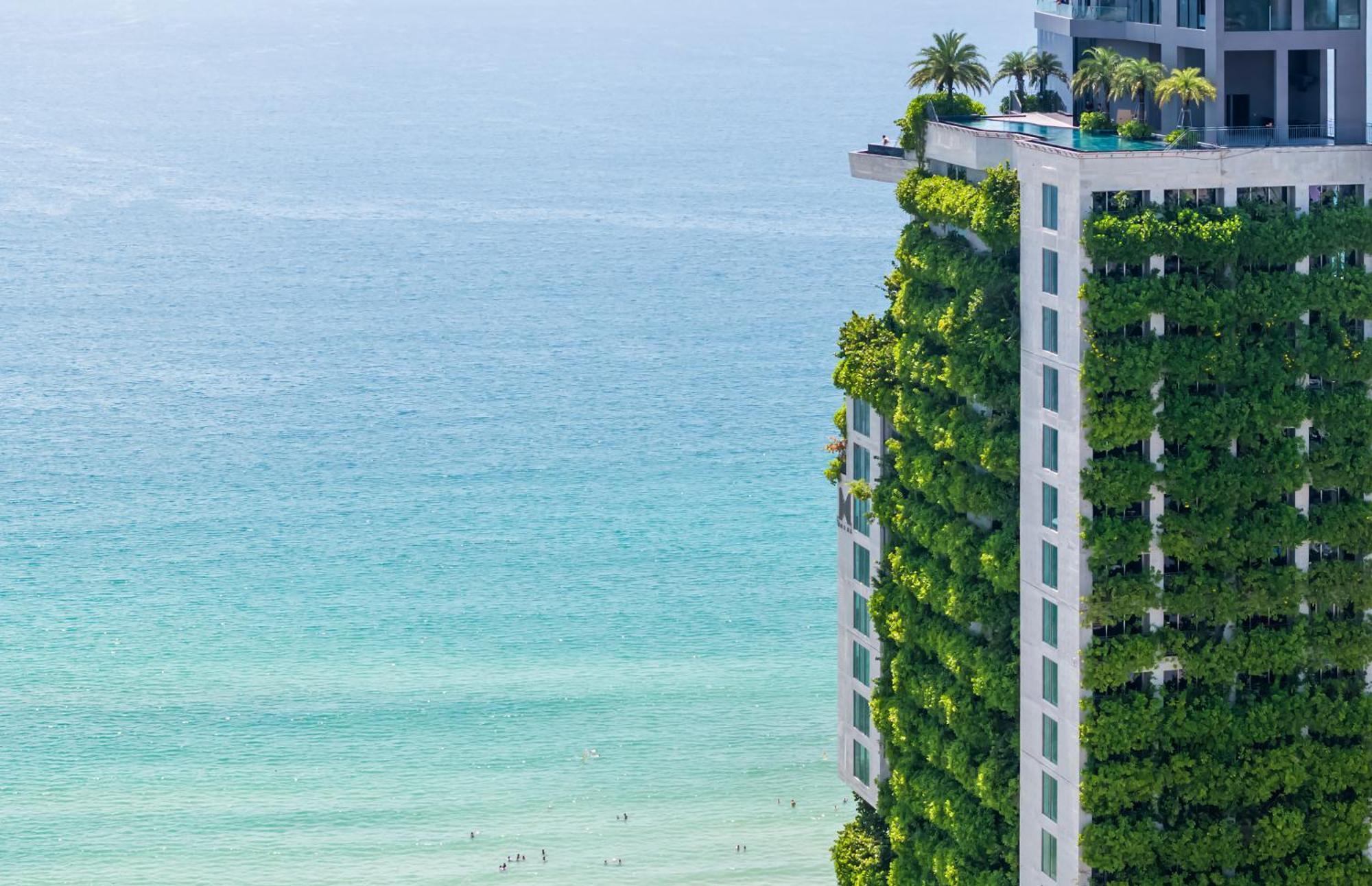 M Hotel Danang Eksteriør bilde The vertical garden at The Ivy