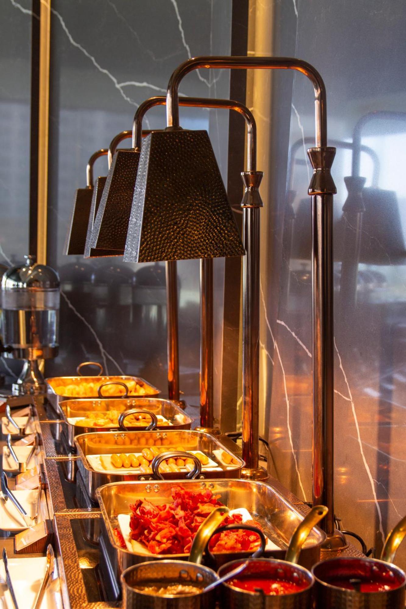 M Hotel Danang Eksteriør bilde A chafing dish