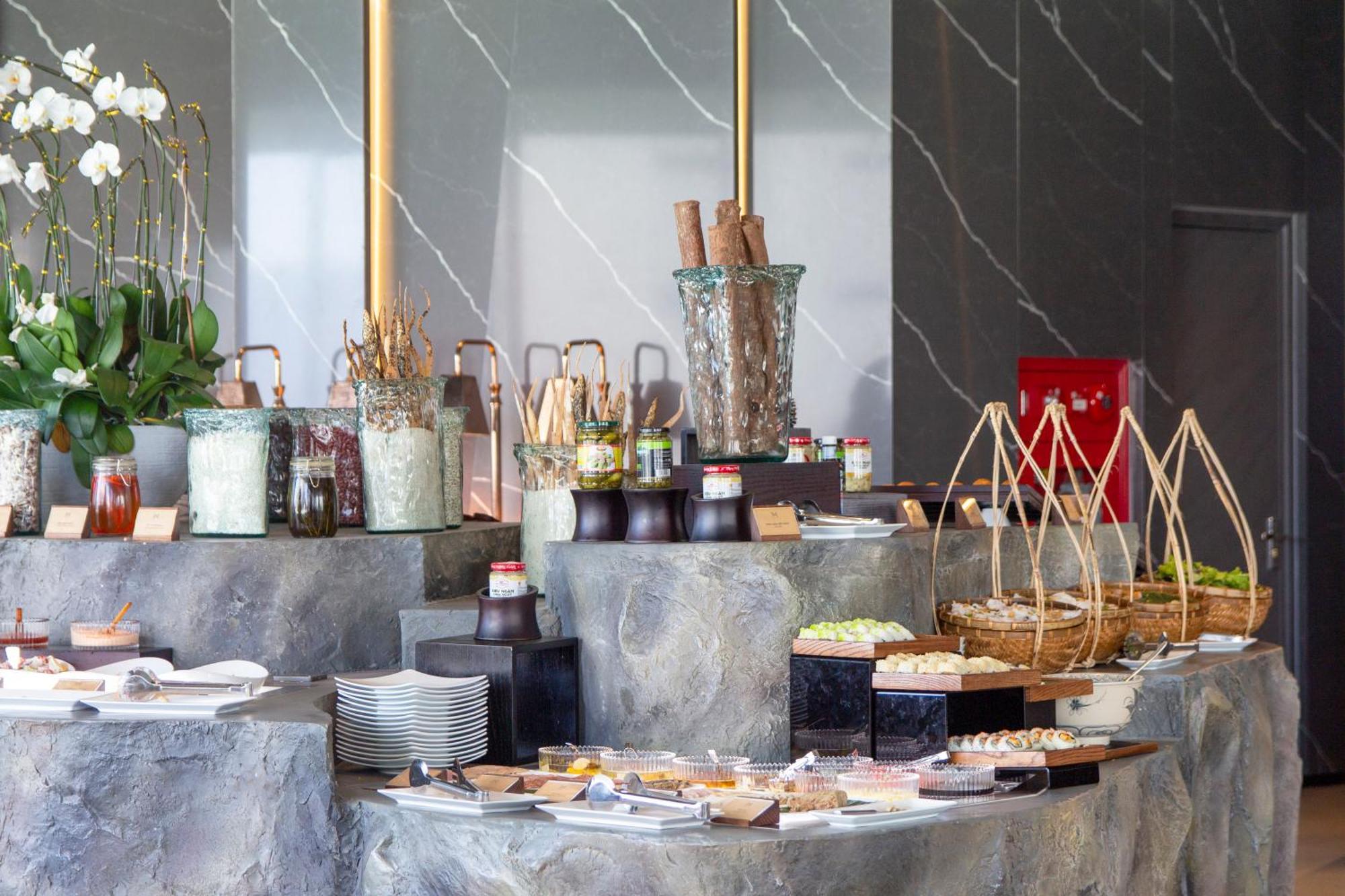 M Hotel Danang Eksteriør bilde A buffet at a hotel