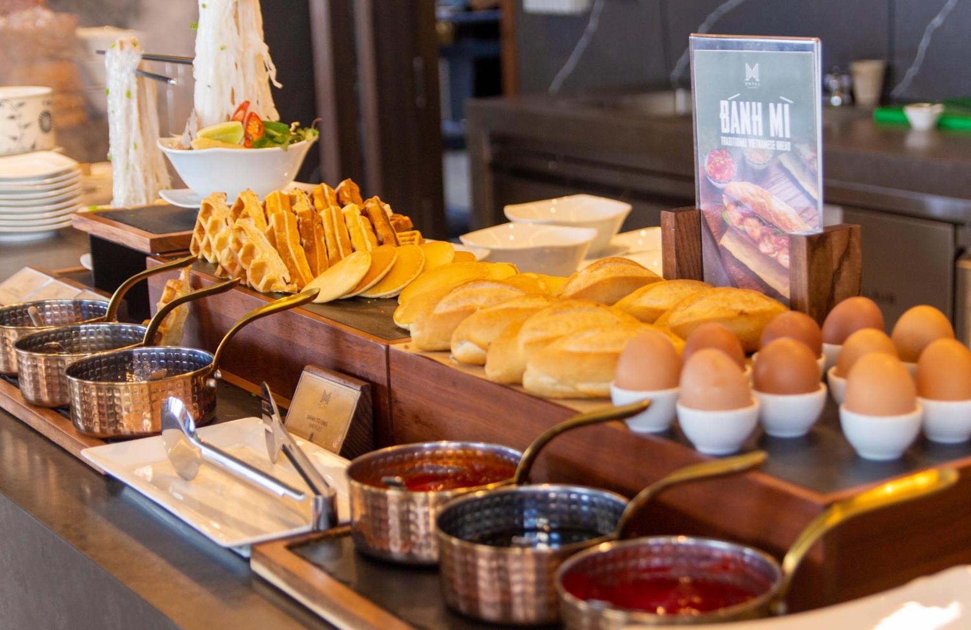 M Hotel Danang Eksteriør bilde Breakfast at the hotel